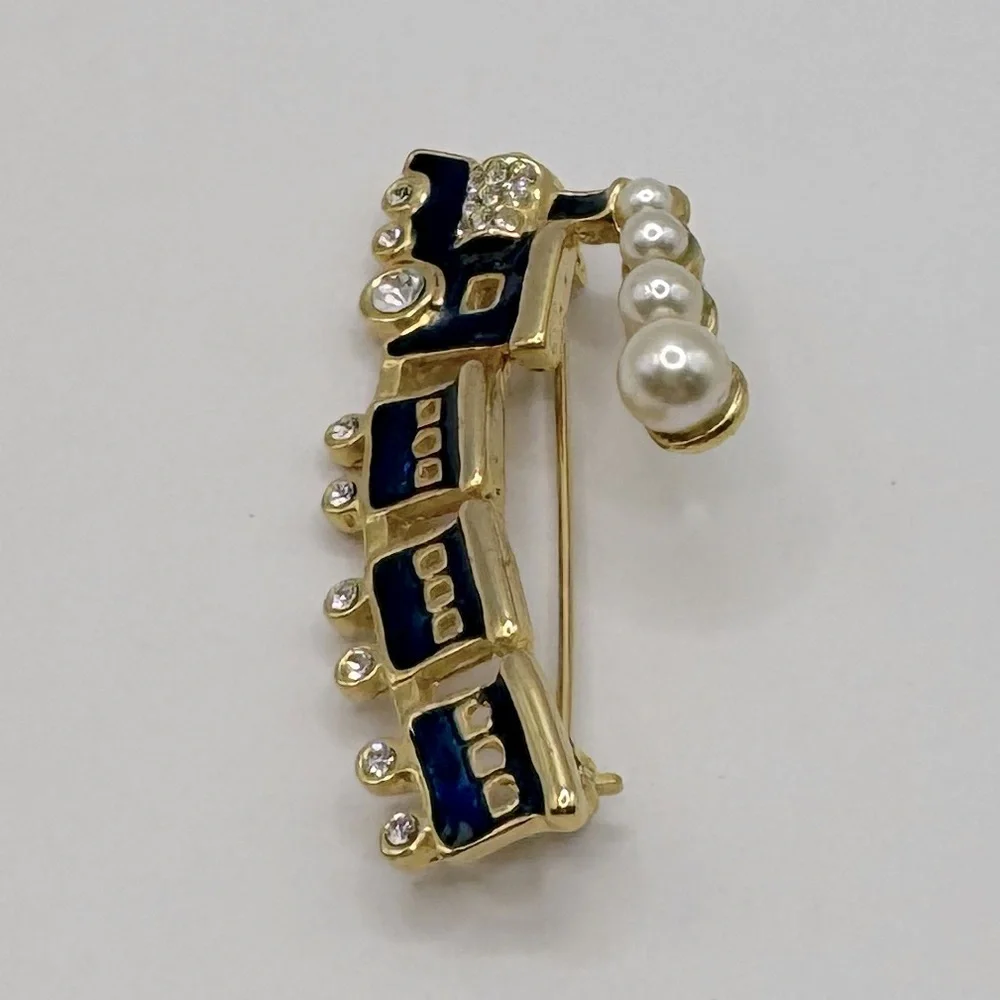 VINTAGE Pearl, Crystal & Enamel Locomotive Train Brooch